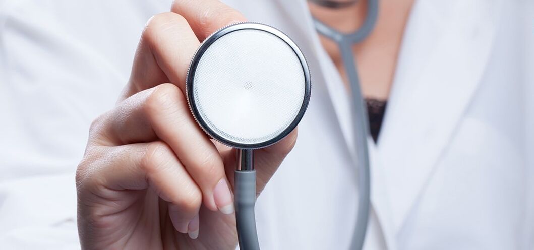 Un médico con un estetoscopio