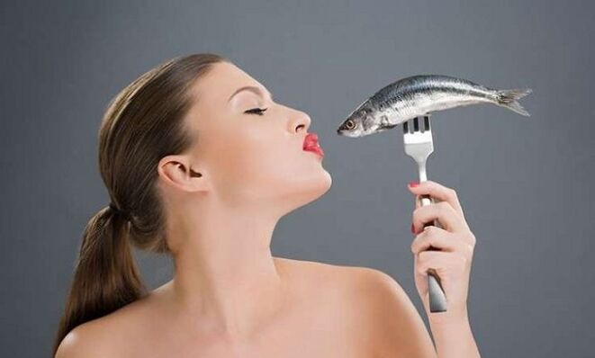 Comiendo pescado crudo