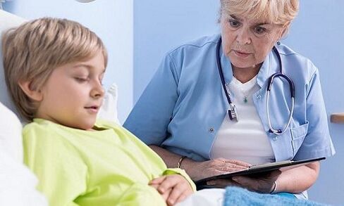 Médico e hijo en el hospital