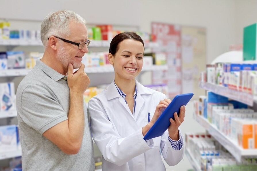 El médico prescribe medicamentos para los parásitos a un hombre